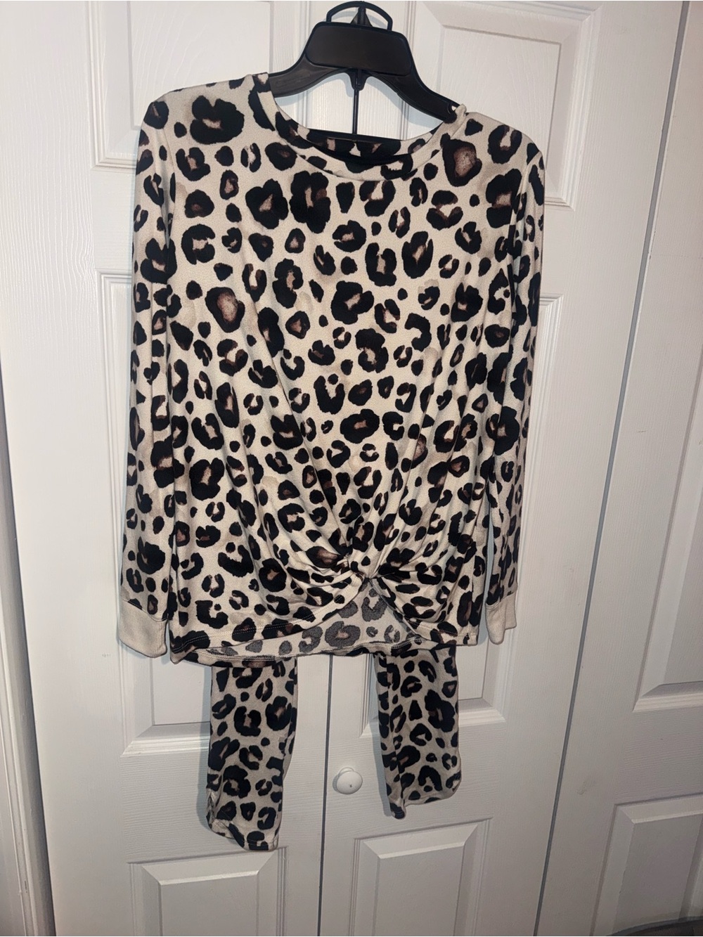 Stars above Leopard-Pattern Knit Top in Cream & Black